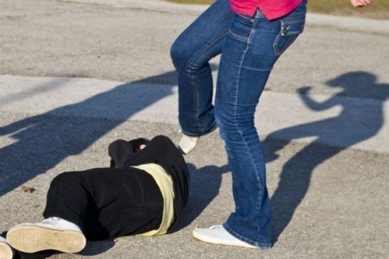 12-годишни ученички се сбиха пред входа на училище