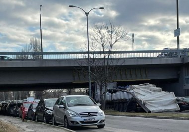 Камион се заклещи под моста на УХТ в Пловдив на