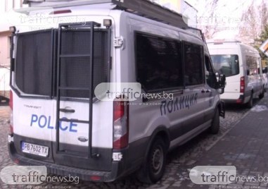 Полицаи задържаха тази сутрин 44 мигранти край Карлово Около 5 20 часа