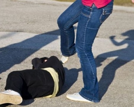 12-годишни ученички се сбиха пред входа на училище