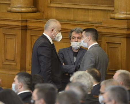 21 депутати бяха глобени от РЗИ за неносене на маски, сред тях и цялата група на Възраждане