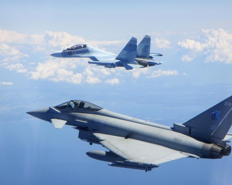 Британски изтребители прихванаха и ескортираха 2 руски бомбардировача