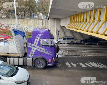 Камион се заклещи под моста на УХТ в Пловдив