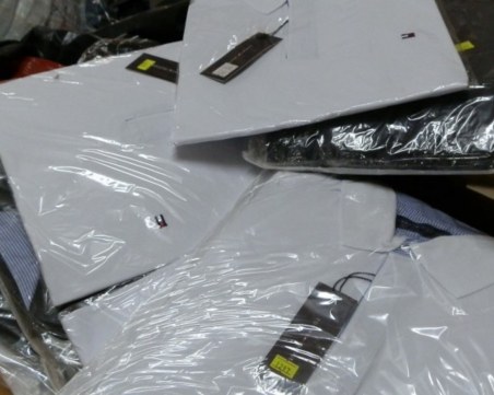 Конфискуваха фалшиви стоки с логото на известни марки в Септември