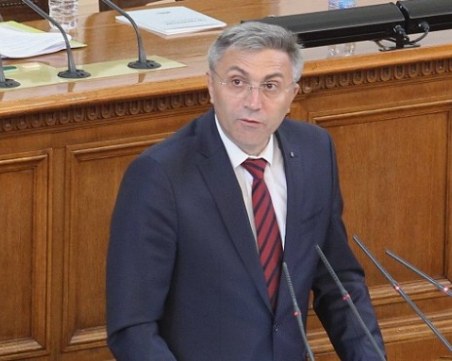 Мустафа Карадайъ се подигра с Кирил Петков в парламента