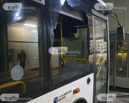 Потрошиха стъклата на автобус в Пловдив с камъни