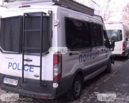 Задържаха 44 мигранти край Карлово