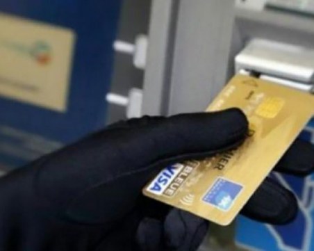 Задържаха двама, теглили пари от чужди карти в Пазарджик