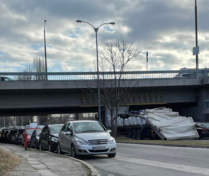 Камион се заклещи под моста на УХТ в Пловдив на