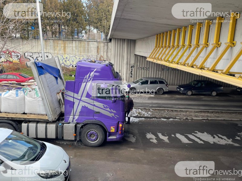 Камион се заклещи под моста на УХТ в Пловдив