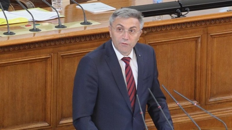 Мустафа Карадайъ се подигра с Кирил Петков в парламента