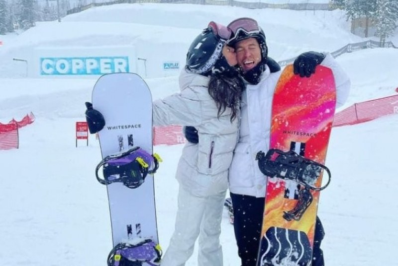 Актрисата и сноубордистът са заедно от пролетта на 2020 г..