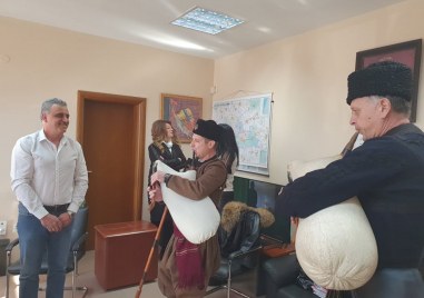 Кметът на община Марица Димитър Иванов получи музикална изненада за