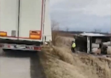 Катастрофирал камион стои повече от седмицата на АМ Тракия Превозното средство