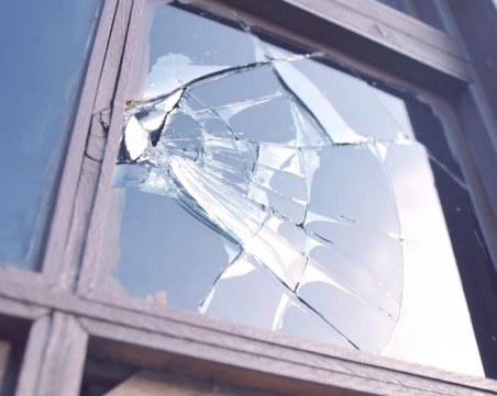 Жена потроши прозорците на свой съгражданин след скандал