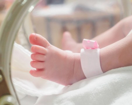 Бебе с COVID-19 е хоспитализирано в МБАЛ- Пазарджик