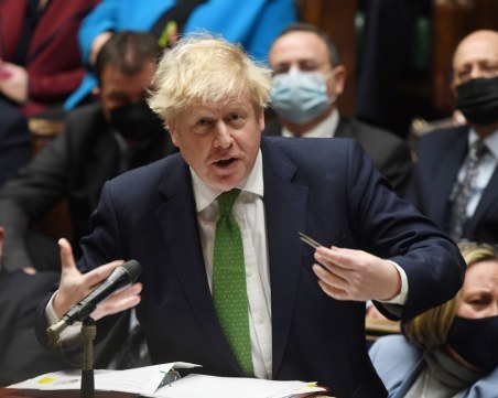 Четирима съветници на Борис Джонсън подадоха оставки, той остава на поста си