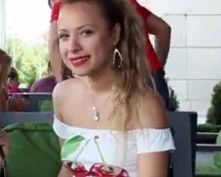 Фолк-амбицията Анастасия била девствена в пъпа.. и в ушите!