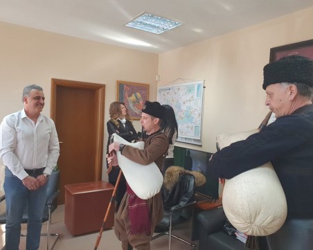 Кметът на Войводиново изненада Димитър Иванов с изпълнение на гайда