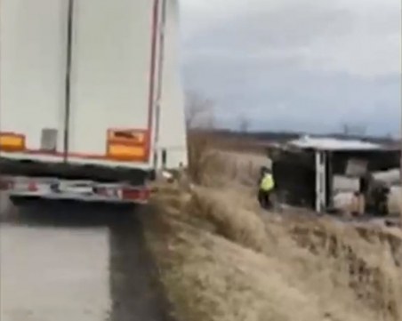 Обърнат камион стои повече от седмици на АМ Тракия
