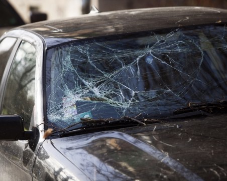 Тийнейджъри счупиха прозорец на лек автомобил в пловдивски квартал
