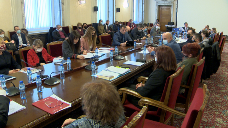 Скандал заради премахването на съдиите по вписвания!