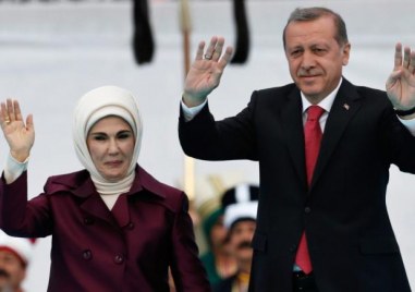 Турският президент Реджеп Тайип Ердоган и съпругата му Емине са