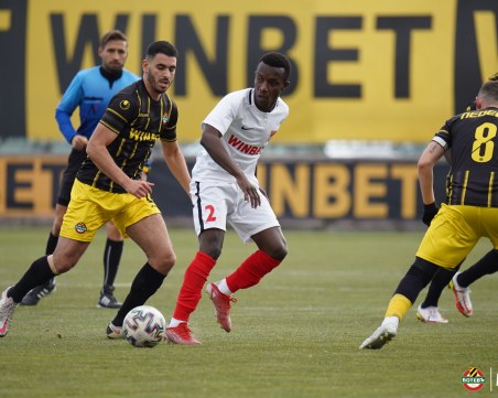 Ботев пак вкара пет гола за нов успех в контролите