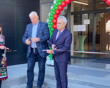 Кметът откри нов завод за оптични компоненти за армията и полицията