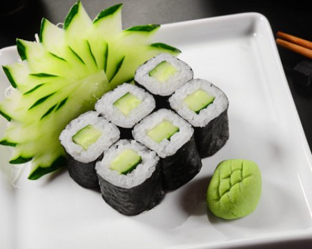 Лесно домашно суши за вегетарианци с краставици и сусам