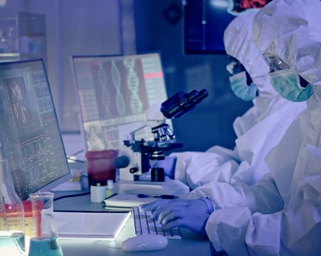 Шефът на СЗО обсъди с китайския премиер сътрудничество за произхода на COVID-19