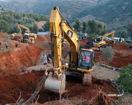 Трети ден опитват да извадят 5-годишно дете от дълбок кладенец в Мароко