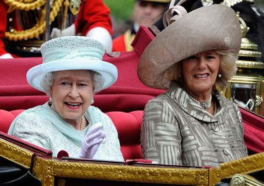 Кралица Елизабет II иска херцогинята на Корнуол Камила да бъде кралица