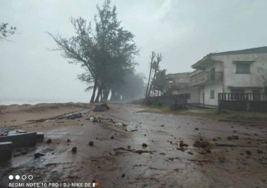 Най малко шест са жертвите на циклона Бацирай който през миналата
