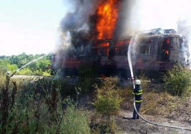 Горящ локомотив вдигна на крак три екипа огнеборци В 7 30