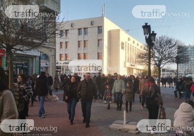 Пловдивчани препълниха Главната улица на града в топлия неделен следобед