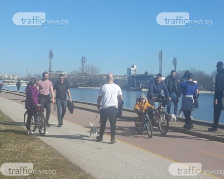 Гребната се размръзна, пловдивчани я окупираха като през пролетен ден