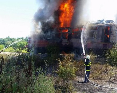 Пламна локомотив на влак край Пловдив, три екипа на пожарната овладяха огъня