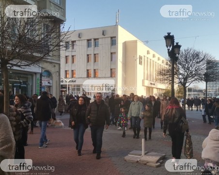 Пловдивчани препълниха центъра, пролетните температури вдъхнаха живот на Главната