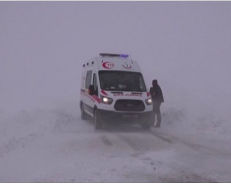 Рускиня падна от осмия етаж и си извика линейка