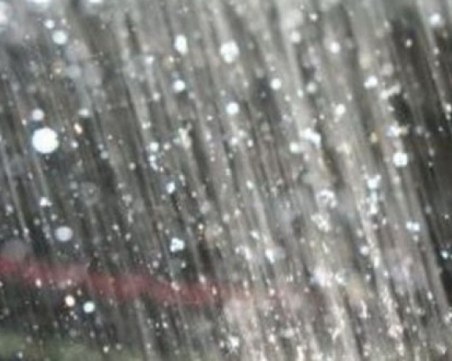 Студен атмосферен идва към България, носи валежи от сняг и дъжд