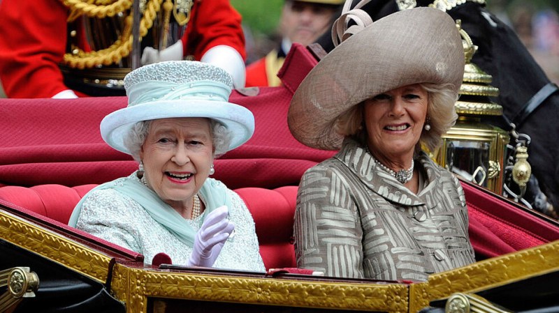 Кралица Елизабет II иска херцогинята на Корнуол - Камила да