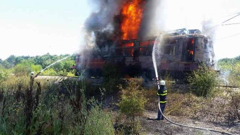 Пламна локомотив на влак край Пловдив, три екипа на пожарната овладяха огъня