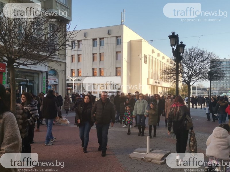 Пловдивчани препълниха Главната улица на града в топлия неделен следобед.