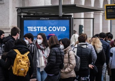 Пътниците които са напълно ваксинирани срещу коронавируса или наскоро са