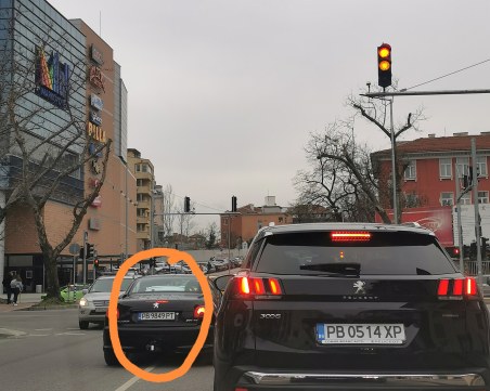 Наглец пререди десетки коли и застана в средата на пътя, блокира