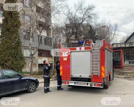 Пожар избухна в блок в Кършияка, две пожарни гасиха пламъците