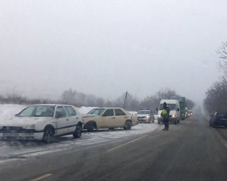 Буря в Подбалкана! Джип се преобърна, ураганният вятър събори дървета и улични стълбове