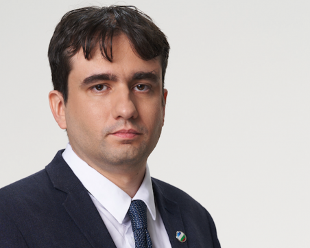 Министър Божанов: Махаме трудовите книжки, ще се идентифицираме през телефон без ПИК-ове