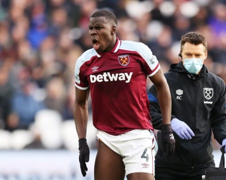 Отстраниха футболиста, който беше заснет как рита котката си